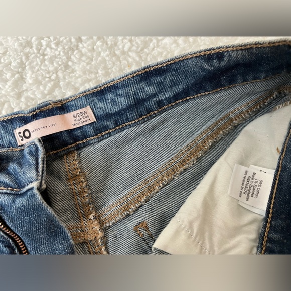 Distressed Cut off denim shorts / California closet staple! - Picture 3 of 3